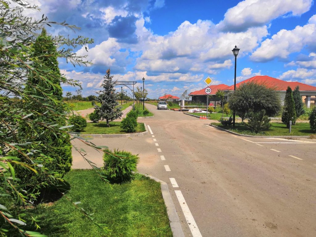 Зеленая центральная алея